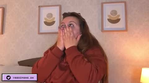 Vee Simons online show from February 25, 8:51 pm