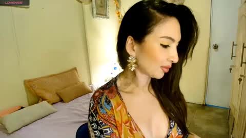 veka_lourens online show from October 12, 5:15 pm