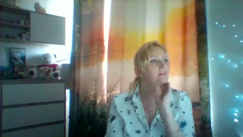 velka_raspberry online show from May 18, 1:06 pm