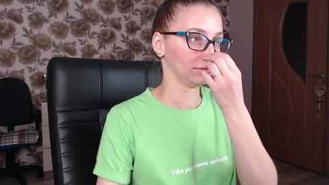 Snapshot of vikaericka chatting on December 7, 5:04 am Vika online show from December 7, 5:04 am