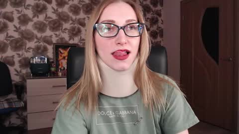 Snapshot of vikaericka chatting on February 13, 8:24 pm Vika online show from February 13, 8:24 pm