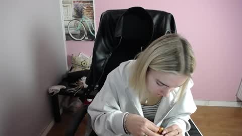 viktoria_lovely online show from April 17, 6:59 am