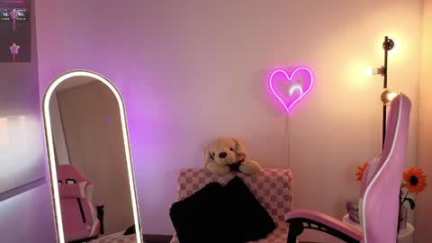 violet online show from June 5, 8:37 pm