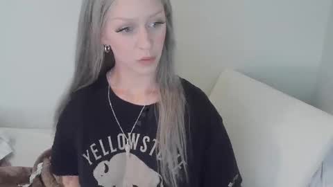 violet_winter97 online show from December 22, 7:10 pm