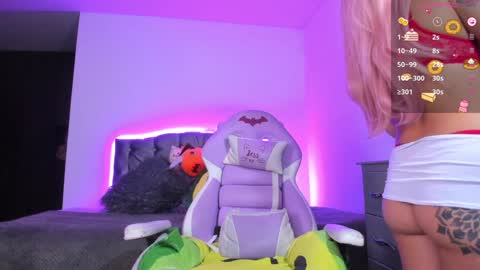 Violeta  Help me reach 150 thumbs up    online show from January 23, 1:08 am