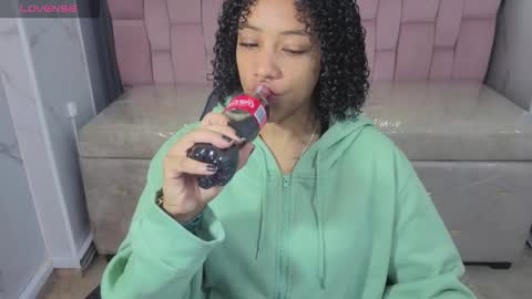 violeth_b online show from February 5, 1:25 pm