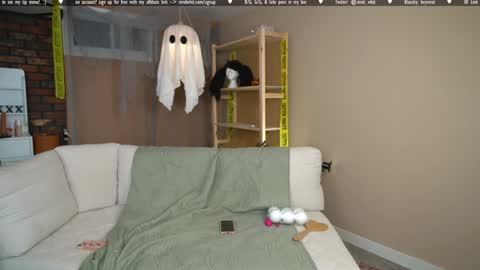 Snapshot of vivid_whit chatting on October 18, 12:46 am Whitney online show from October 18, 12:46 am