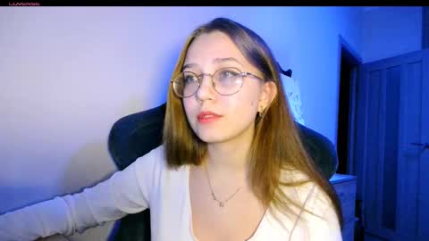 vivivivikkie online show from March 6, 11:00 pm