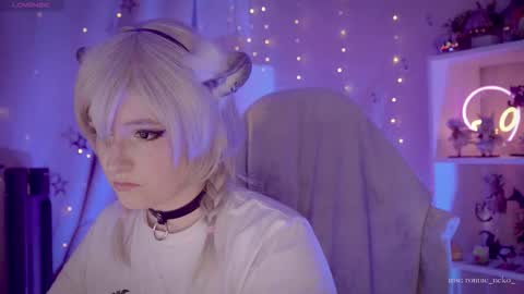 Snapshot of vronnier chatting on October 19, 7:38 pm vronnier online show from October 19, 7:38 pm