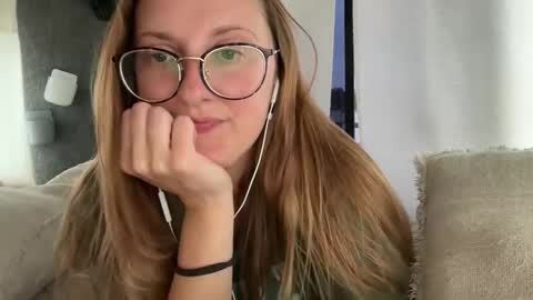 Jade online show from April 6, 10:00 pm