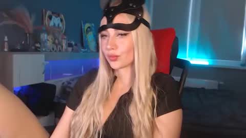 Whitekittykitten online show from October 31, 12:42 pm