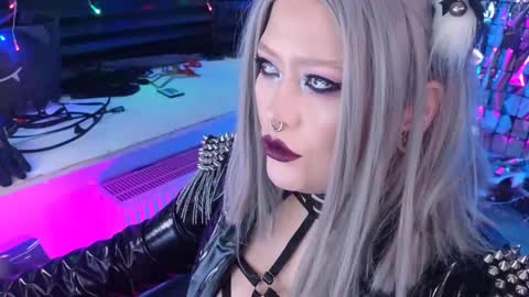 Snapshot of wickedxqueen chatting on March 1, 10:42 pm Laura  online show from March 1, 10:42 pm