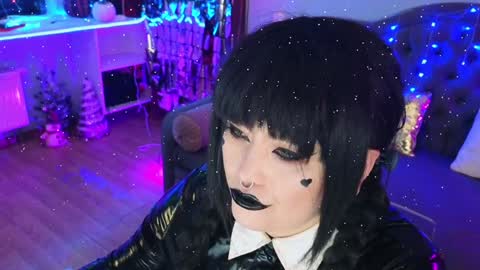 Snapshot of wickedxqueen chatting on January 1, 8:26 pm Laura  online show from January 1, 8:26 pm