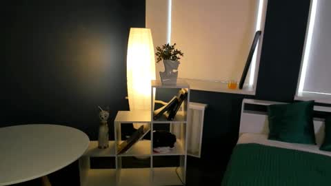 Isabella online show from March 3, 7:15 am