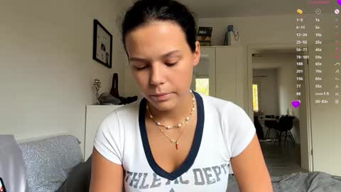 Mia online show from November 1, 2:54 pm