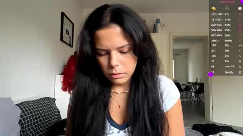 Mia online show from October 24, 7:04 am