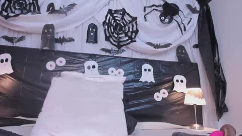 x_milu online show from October 31, 7:18 pm