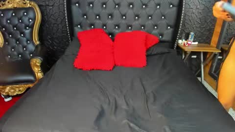 yiyisandoval online show from October 14, 7:38 pm