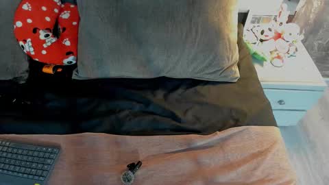 yiyisandoval online show from February 27, 11:04 pm