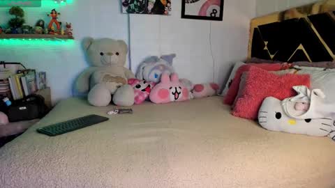 Snapshot of yluismag chatting on October 6, 8:42 am lucy online show from October 6, 8:42 am