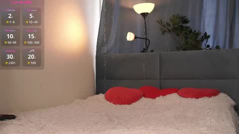 Elizabeth brunette -- Darline blonde  online show from July 8, 9:00 am