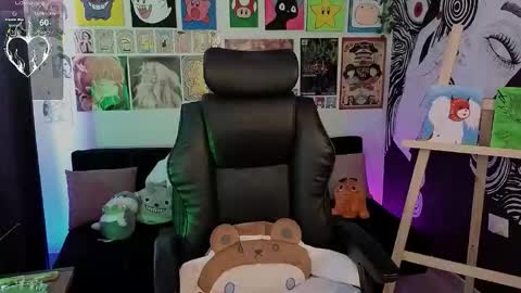    rawr   Anne Independent model      online show from March 25, 6:22 pm