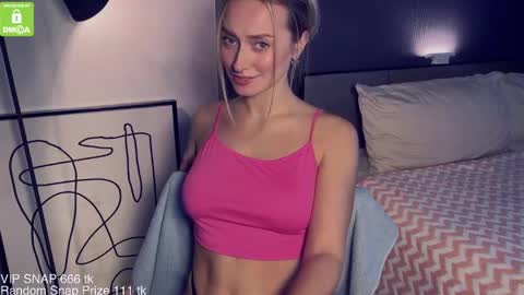 Snapshot of yvie_ chatting on December 4, 8:45 am The Queen Bitch of the United Kingdom online show from December 4, 8:45 am