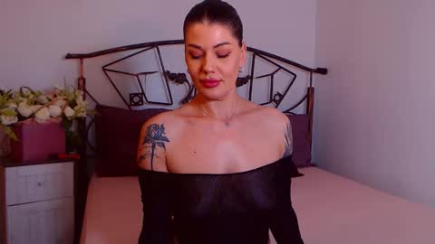 I V Y   online show from November 10, 8:59 pm