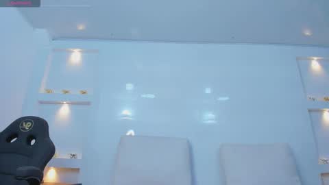 Zenda Evans online show from March 31, 4:01 am