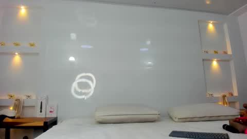 Zenda Evans online show from November 26, 4:02 am