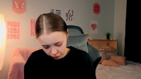 Lara online show from March 4, 7:53 pm