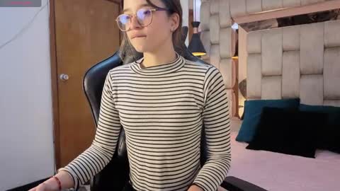 zoe_dear online show from June 4, 6:45 pm