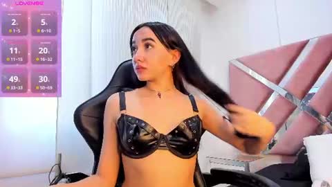 zoe_evaanss_ online show from July 14, 9:19 pm