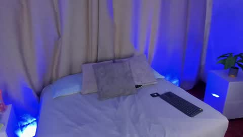 zoe_rousee_ online show from July 16, 12:10 pm