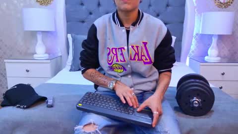 Zoe Krug online show from December 5, 11:44 am