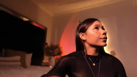 zoevidal_ online show from November 5, 11:59 am