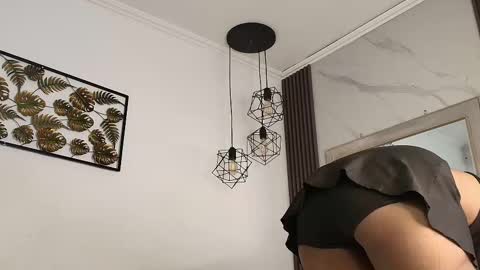 Snapshot of zuri_villegas chatting on October 6, 7:18 pm Zuri online show from October 6, 7:18 pm