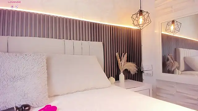 SHANONCLARK online show from November 4, 7:19 pm