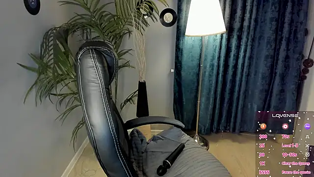 ZenaPallmer online show from December 14, 8:25 pm