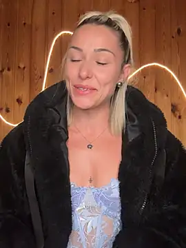 petrouchkaaa  online show from April 16, 9:39 pm