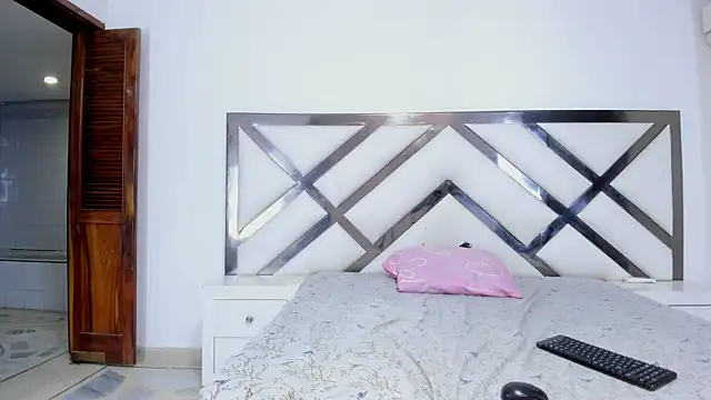 Shanelle   online show from November 18, 4:30 pm