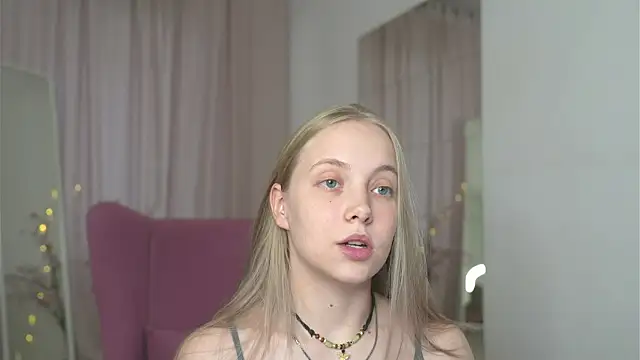Snapshot of _Appr0ved_ chatting on October 5, 7:24 am  Appr0ved  online show from October 5, 7:24 am