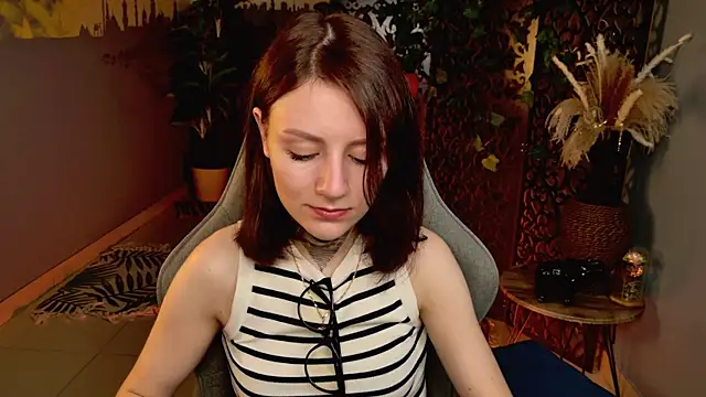 VeliraBraitberg online show from July 28, 12:48 pm