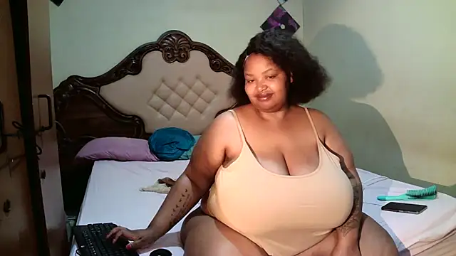 Snapshot of HOTBIGMELONSxx chatting on October 4, 4:55 pm HOTBIGMELONSxx online show from October 4, 4:55 pm