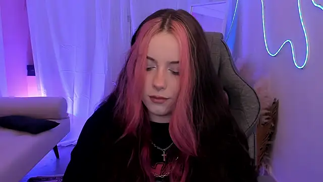 CoralineKeyns online show from June 13, 4:32 am