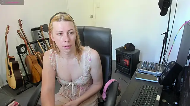 Snapshot of Ts-lucy-lux chatting on September 10, 9:59 pm Ts-lucy-lux online show from September 10, 9:59 pm