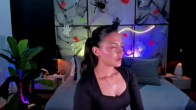 Gia Mazzon online show from October 30, 9:05 pm