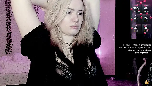 strawberry elfcat online show from June 11, 2:53 am
