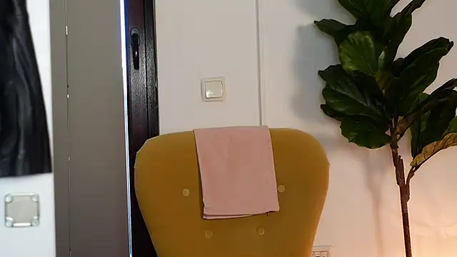 NinaCrystal1 online show from April 6, 5:08 am