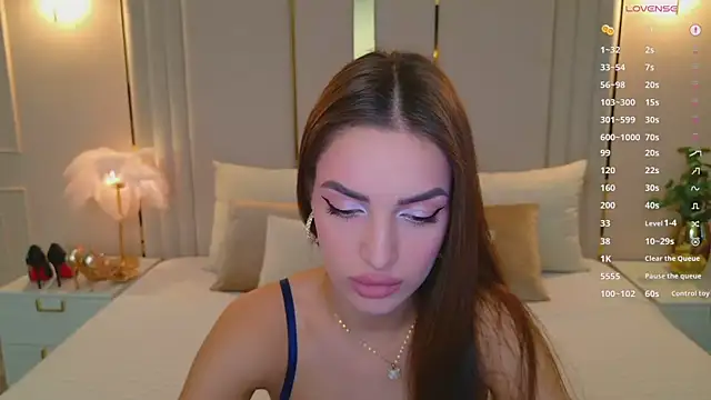 BellaHalles online show from December 15, 5:45 am